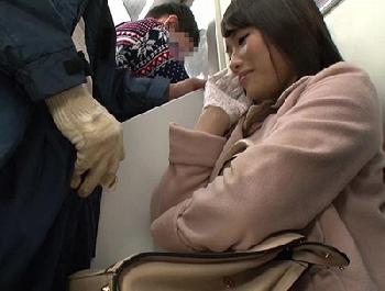 痴漢しようとしたら…微笑んでる!?満員電車で出くわした痴女が手袋で陰茎を弄ぶ盗撮のエロ動画