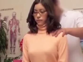 めがねの似合う美形お姉さんを冷酷マッサージ師が強引にガチハメ盗撮のエロ動画