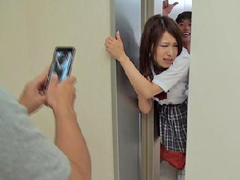 エレベーターに挟まれた特大尻女子校生をハードピストンして中出し巨乳のエロ動画
