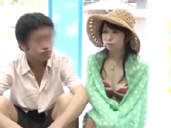 マジックミラー越しに彼氏がいるのにも関わらず他人棒で突かれイキまくる素人娘W水着中出しマッサージのエロ動画