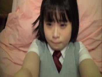 超可愛い童顔っ子が制服姿で激しくおめこ舐め手マンされてびちょびちょ！素人女子校生ロリパイパンのエロ動画