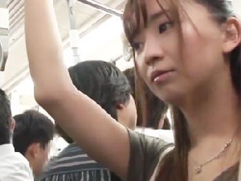 『何か不穏な気配が‥』電車内で抵抗できないままに痴漢行為をされるお姉さんレイプのエロ動画