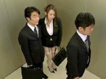 オフィスでセクハラされまくるセクシー熟女OL巨乳のエロ動画