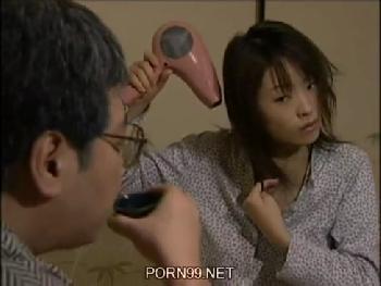 「おめこ…イィ!!」複数男と旅先で浮気しまくる淫乱妻→痙攣絶頂イキW素人痴女人妻のエロ動画