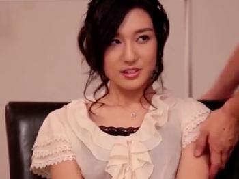 清麗感漂うお姉さんを目隠し調教→潮を撒き散らしながらイキ乱れる顔射潮吹きのエロ動画