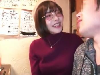 真面目そうな顔して初対面の男の男根を隠れてしゃぶるド淫乱なメガネきれいなお姉さん美少女めがねフェラ露出のエロ動画