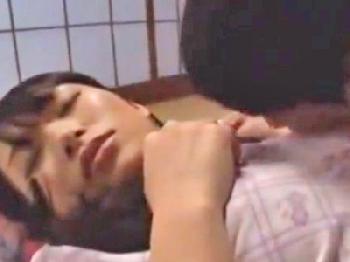 激烈可愛い義理の母に我慢できず夜這いしたら顔面射精パコ受け入れてくれた件人妻顔射レイプ近親相姦のエロ動画