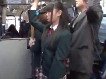 「挿れてみる？」バス内でリーマンを誘惑し中出し精液に大満足な強烈かわいい女子校生美少女痴女痴漢のエロ動画