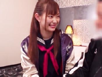 ヤンキー少女が逆ナンパした男をホテルに連れ込み手コキ責め抜き！美少女のエロ動画