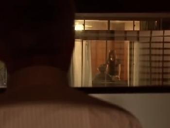 隣の家に住む老人が狙うマダム！完全にロックオンされた若奥様は根こそぎ寝取られる！人妻レイプのエロ動画