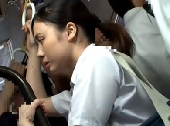 服の上からでも丸わかりな巨乳女子校生が痴漢に狙われ…後ろから激しくピストン！お姉さんレイプのエロ動画