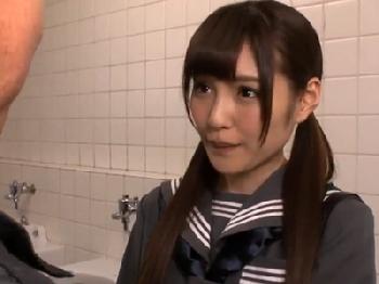 「ホントはパンツ見たいんでしょ？」公衆トイレで誘う女子校生と着衣バックハメ美少女橋本ありなのエロ動画