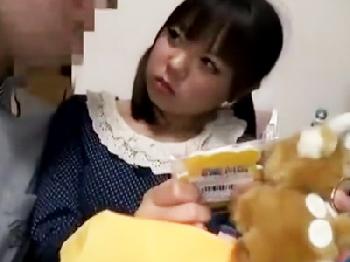 帰宅中のJ〇をお菓子をエサに自宅に連れ帰り極狭無毛マンコに中出し！美少女ロリパイパンハメ撮りのエロ動画