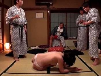 社員旅行でゲスゲーム！クズ社員たちに一晩中犯された美人オフィスレディOL深田えいみのエロ動画