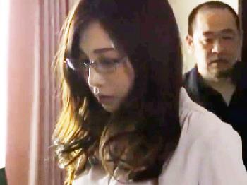 めがねが似合う知的な中年女がペニスに抗えず密通交尾巨乳人妻のエロ動画