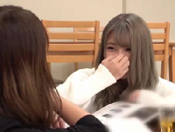 コタツの中でムレムレになってるアソコを喘ぎまで愛撫！欲しくなっちゃったギャルたちにご褒美挿入女子校生美少女ロリのエロ動画