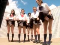 制服やブルマ姿の女子校生がマゾ男チンポを寄ってたかって足コキ！M男乱交のエロ動画