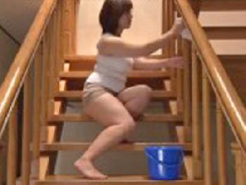 住み込みの家政婦さんの無防備パンチラに欲情し交尾迫るボンクラ息子巨乳熟女顔射のエロ動画