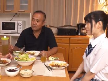 浜辺●波似ぐうカワ女子校生が幼馴染とそのパパを誘惑して子作りパコしまくる美少女痴女中出しのエロ動画