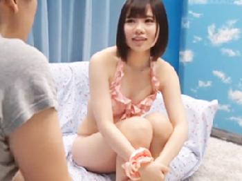 SEXを知らない男クンを助けてください！とナンパした水着娘がハードピストンファックでアへイキ美少女中出しのエロ動画