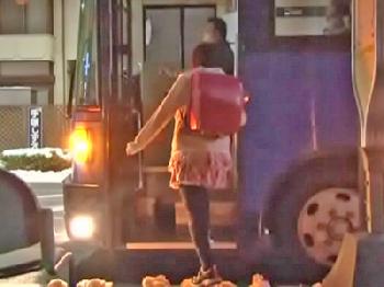 痴漢バスに乗り込んでしまった小○生の未成熟マンコへ強引に種付け射精美少女ロリパイパン中出しのエロ動画