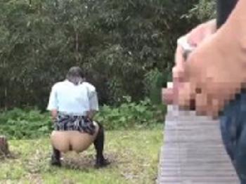 野ション中に男に媚薬男性器で性的暴行される女子校生巨乳レイプのエロ動画