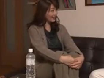 若いペニス欲しがってるオバちゃん妻の期待に応え中出し素人人妻熟女のエロ動画