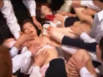 『え？中に出しちゃったんですか？』客席で騎乗位挿入しちゃうおっパブ嬢巨乳女子校生美少女コスプレ中出しのエロ動画