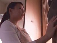 夫の出張中に巨大ペニスレイパーに侵入され肉棒調教された奥様巨乳お姉さん人妻顔射レイプのエロ動画