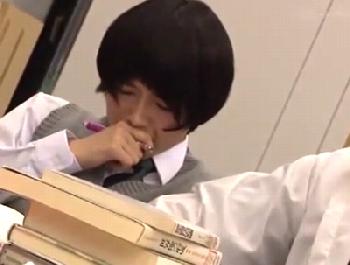 声の出せない図書室でイタズラされた女子校生がピクピク絶頂絶頂美少女レイプのエロ動画