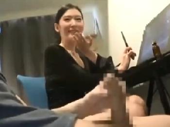 JAVの製作現場で働く淫乱美形お姉さんが編集作業中に発情→同僚イチモツで性欲望解消中出しのエロ動画