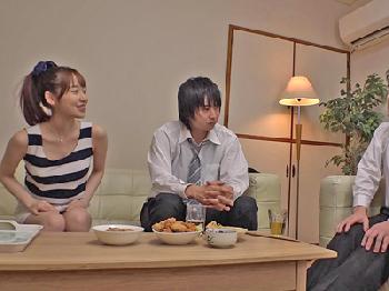 会社の同僚の奥さんに魅了された男→背後からバックピストン巨乳人妻篠田ゆうのエロ動画