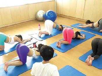 ピタパンでヨガする女子ばかりの教室で勃起したのがバレて乱交ファック巨乳美少女のエロ動画