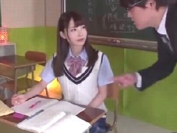 アイドル顔の美形少女女子校生が子宮奥を激しくパコ突かれ潮吹き絶頂オーガズム！巨乳美少女パイパンのエロ動画