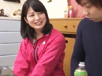 彼女が別部屋にいる隙に可愛い友人と姦淫パコしちゃうクズ男美少女ロリのエロ動画