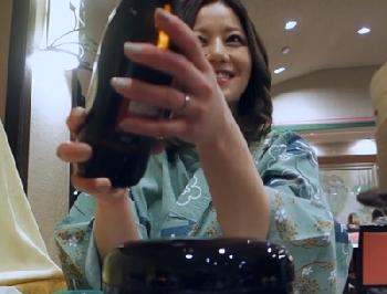 巨乳ギャル妻がショタ男達に突かれまくって激イキ→最後はたっぷり種付け中出し人妻めがね乱交のエロ動画