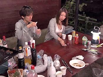 キャンプで発情する若者の魅力に堕ちていく美魔女巨乳熟女のエロ動画