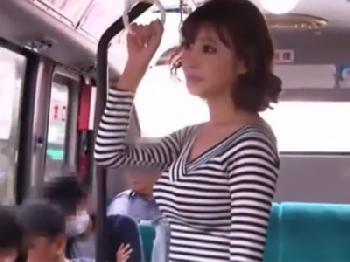 逃げる場所の無いバスの中で残虐男に痴漢されてイカされてしまうビックおっぱいきれいなお姉さん巨乳明日花キララのエロ動画