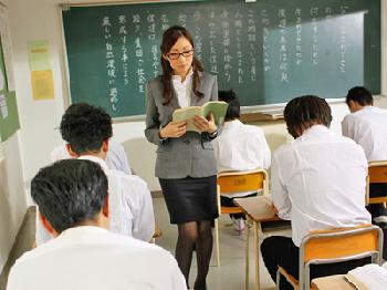 ある生徒の言いなりになって欲望に応え続ける女性教師巨乳女教師めがねJULIAのエロ動画