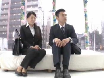 さっきまで一緒に仕事してた仲間とカネ目当てで性行為しちゃうOL素人熟女のエロ動画