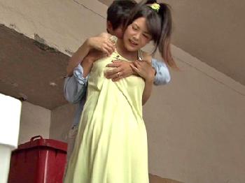 いつもノーブラでゴミ出しするマダムを遂に襲う隣人巨乳人妻のエロ動画