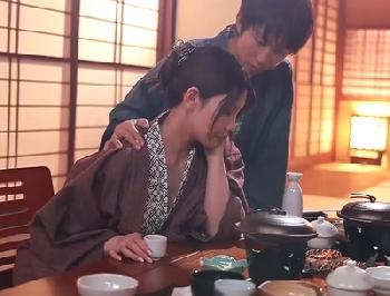 「もっとちょうだい…」浴衣に身を包んだ色っぽい美魔女と温泉旅館で朝までハメ倒し！人妻コスプレのエロ動画