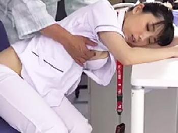 悶々した入院生活で我慢の限界の患者が仕事中に居眠りした看護師をレイプ陵辱！美少女看護婦のエロ動画