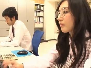 いつもは大人しいオフィスレディが実は潜入スパイ！男を誘惑して3Pブッ込み倒しお姉さん痴女のエロ動画
