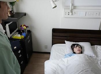 記憶喪失として運ばれてきた美形お姉さん…自分が婚約者だと信じ込ませて中出し性欲処理女化に成功！巨乳深田えいみのエロ動画