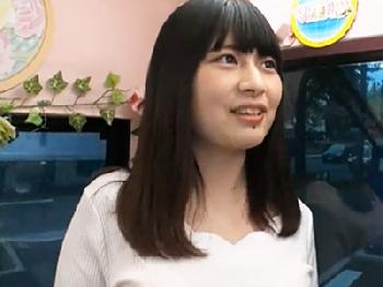 清楚清純でデカパイの高学歴女子大生がギャラの誘惑に負けて素股→欲情しちゃって生パコW巨乳美少女のエロ動画