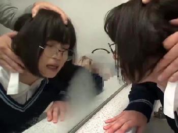 トイレにいた地味系めがね女子にいきなりバック挿入美少女レイプのエロ動画