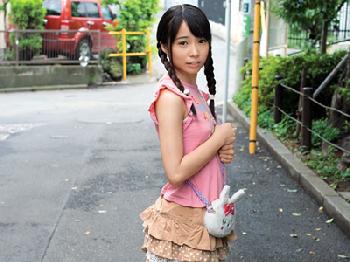 生まれて初めてお尻の穴をこじ開けられてお注射されるミニ系娘美少女ロリコスプレパイパン水着アナルのエロ動画