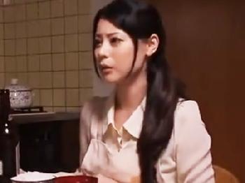 幸せな新婚生活が崩壊！近所のオヤジに婦女暴行される美形奥さん人妻熟女顔射のエロ動画
