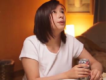 『えっ？ちょっダメでしょ！…』親戚のお姉さんに猛烈興奮しちゃったDTが我慢できずに…。巨乳フェラ手コキのエロ動画